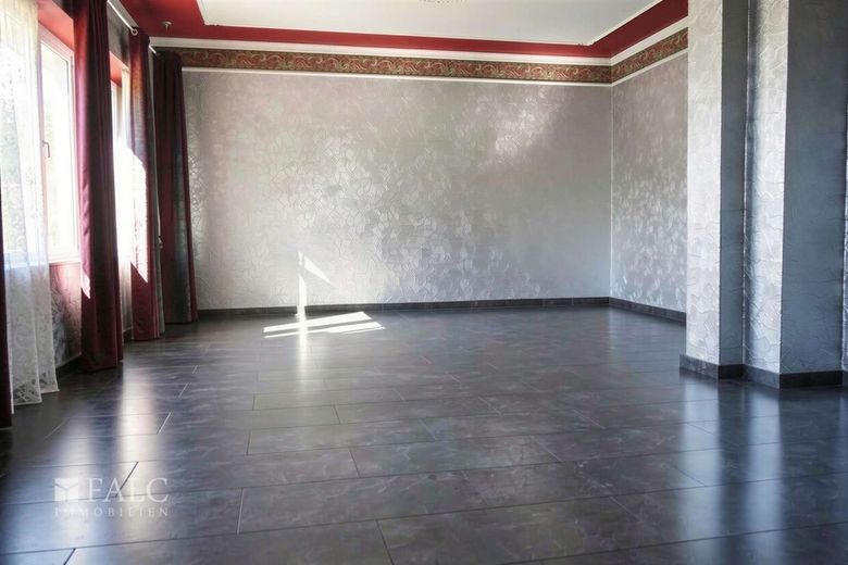 Zweifamilienhaus mit vielseitigen Nutzungsmöglichkeiten in ruhiger Wohnlage – Wohnzimmer EG
