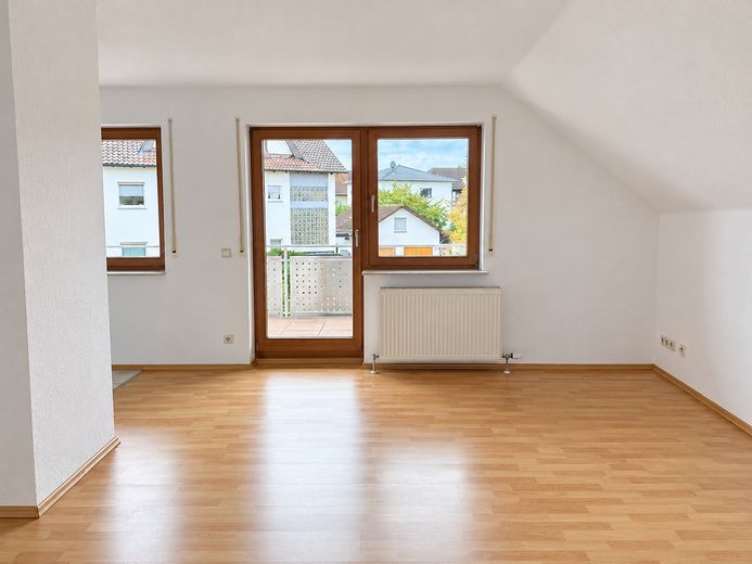 Tanto spazio su 96 m²: appartamento al piano superiore con 4 locali, balcone, cucina componibile e garage – Heller Wohnbereich mit Balkon