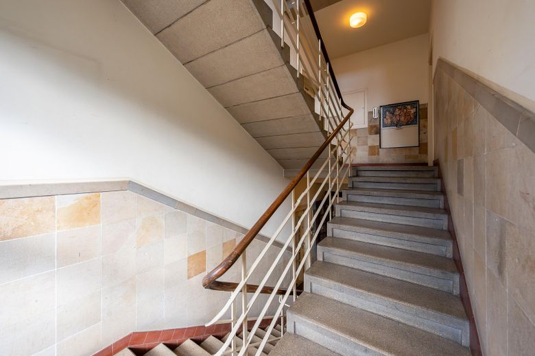 Dachgeschoss-Rohling (ca. 79 m²) zum Selbstausbau in der Südweststadt / + Ausbauoption im Dachspitz – Treppenhaus