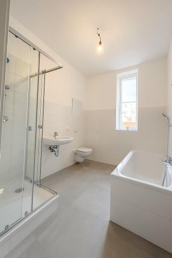 Bad mit Dusche und Wanne