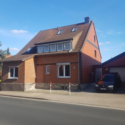 Saniertes Zweifamilienhaus zur Miete in Giesen – Straßenansicht