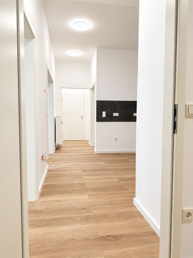 Erstbezug nach Umbau – moderne barrierearme 3-Zimmer-Wohnung in Kierspe – Flur