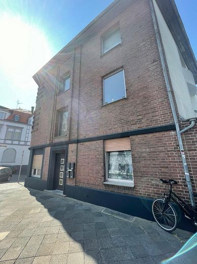 4er WG sucht Dich- 1- Zimmer in Wohngemeinschaft frei - zentrale Lage mit zwei Bädern – Haus von Außen
