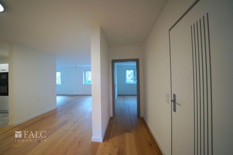 Energieeffizienter Neubau mit 3 Wohneinheiten und Business-Suite – WHG1-Flur
