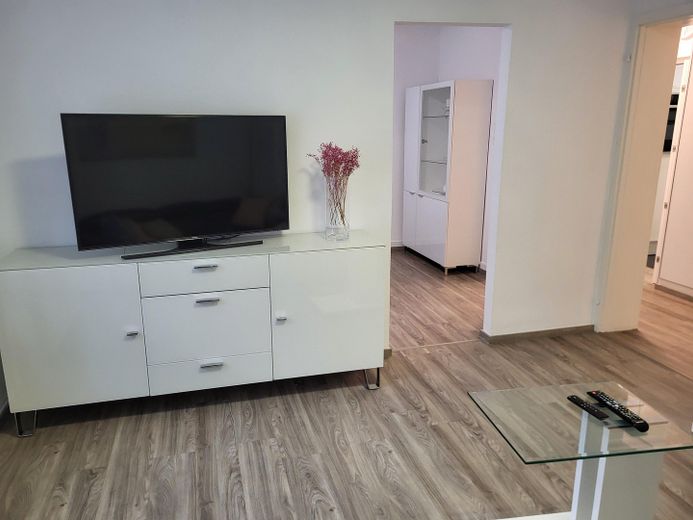 Volledig gemeubileerd 2,5-kamerappartement met balkon en inbouwkeuken in Stuttgart-West – Wohnzimmer 