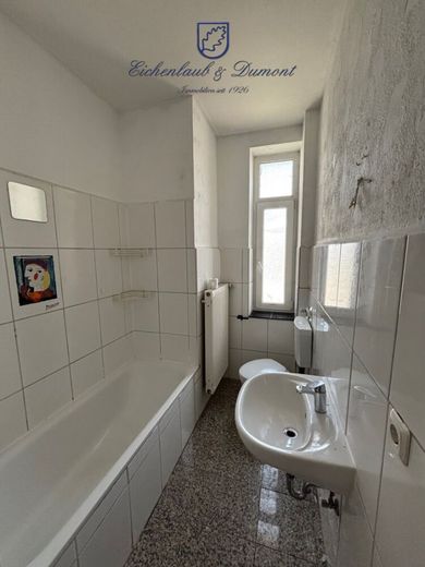 Schöne 4-ZKB mit Balkon in Alt-Saarbrücken, sofort verfügbar – Bad mit Wanne und Fenster