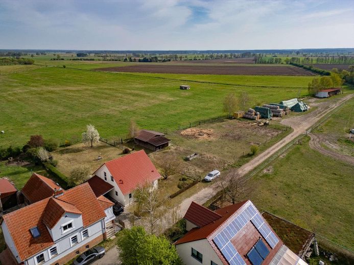 *senza provvigione* Casa familiare con impianto fotovoltaico, accumulo, camino e ampio giardino – Überflug