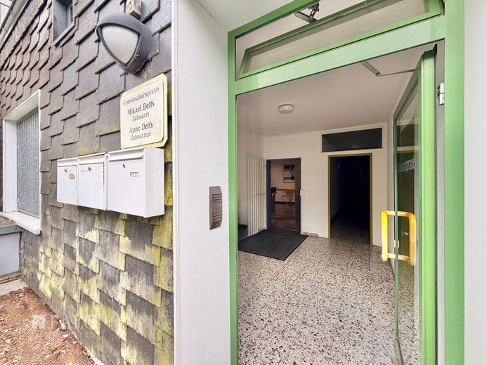 Vielseitig nutzbare Gewerbefläche in Wermelskirchen! Ideal als Praxis oder Büro! – Hauseingang