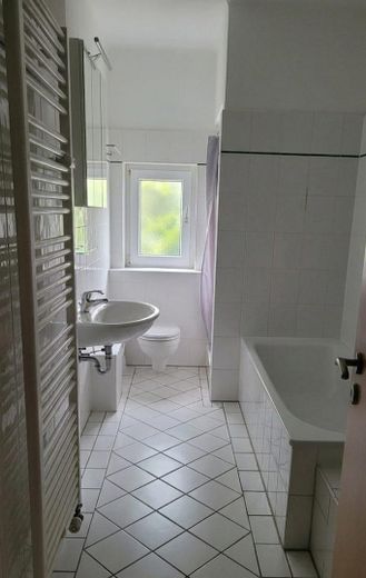 Casa bifamiliar independiente con apartamento y 3 garajes – Erdgeschoß Bad/Toilette