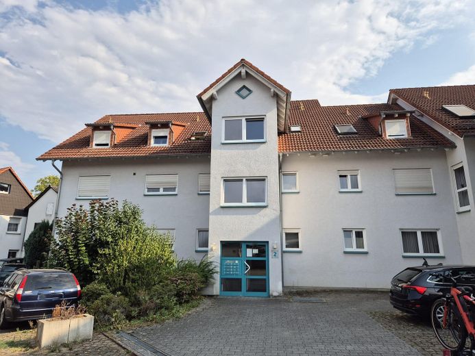 Attraktive 3-Zimmer-DG-Wohnung mit Balkon, TG & Stellplatz in Mühlhausen-Rettigheim – Hauseingang