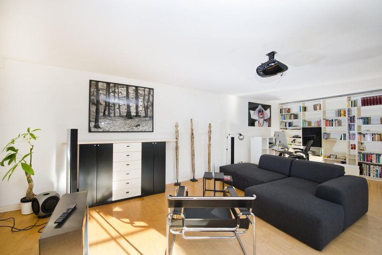 Haus im Bungalowstil als Fertigbau mit Pool, Nebengelass und großem Grundstück – Wohnzimmer
