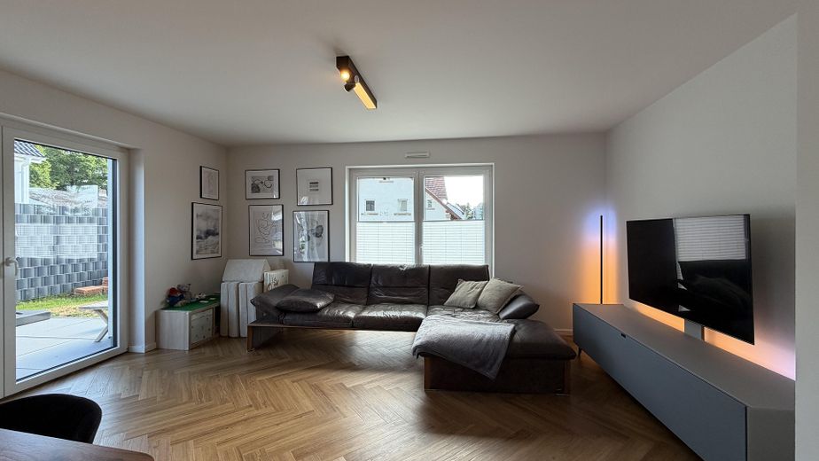 Yeni değerinde masif yapı ev (A+) – ısı pompası, tasarım mutfak ve Wallbox ile, Kulmbach – Wohnzimmer