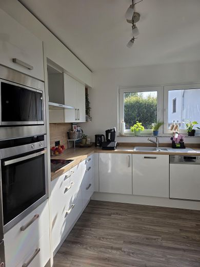 Piso muy moderno y luminoso con balcón y cocina amueblada en Troisdorf, Müllekoven – Küche