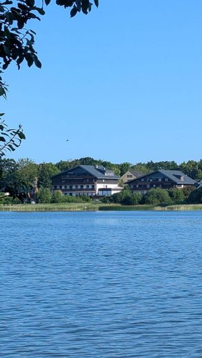 Schöne Ferienwohnung / Eigentumswohnung am Pönitzer See (Nähe Scharbeutz) – Hausansicht vom See