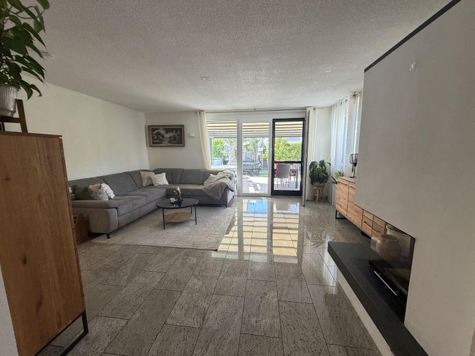 Piso en propiedad, apto para familias, en 2 plantas con carácter de casa y jardín propio – Wohnzimmer Blick aus der Küche