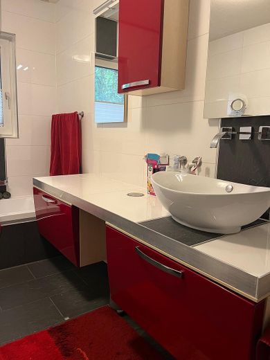 Atractiva casa adosada con balcón, terraza y jardín bien cuidado – Badezimmer (UG)
