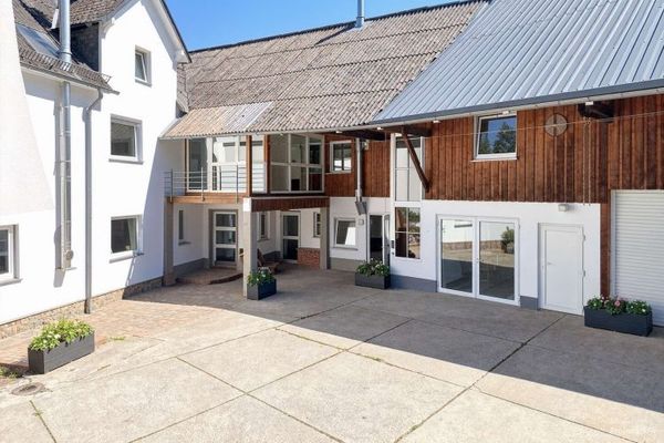 Zweifamilienhaus mit Gewerbe (KFZ Werkstatt)
