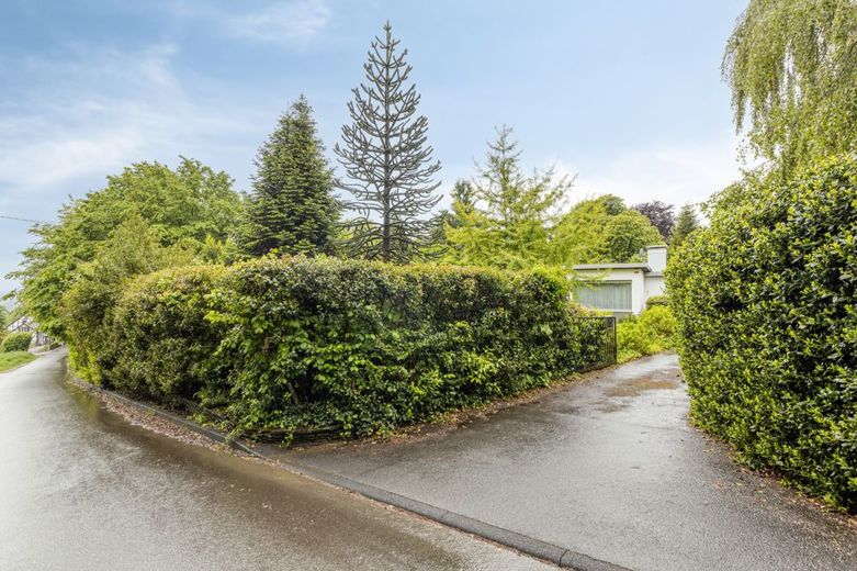 ***** Haus sucht glücklichen Bewohner, Großzügiges Domizil mit vielen Extras ***** – Zuwegung