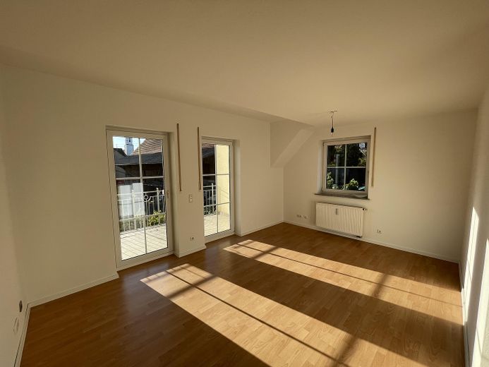 Helle 4-ZKB-Maisonette mit Balkon & Garten – ruhig wohnen in Zusmarshausen-Wollbach - PROVISIONSFREI – Wohnzimmer 