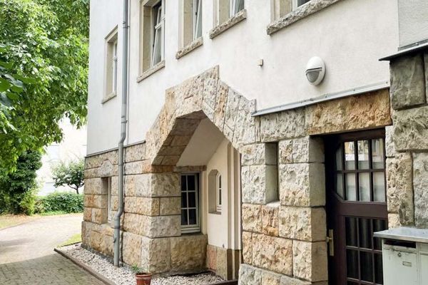 TRAUMHAFTE DG-WOHNUNG IN VILLA // 66 m² pures Wohnglück