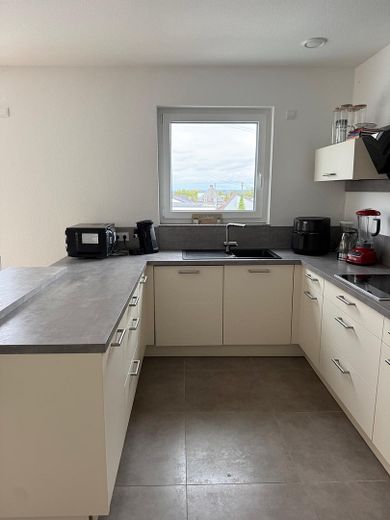 Moderne Neubau-Wohnung für Singles und Paare – Einbauküche