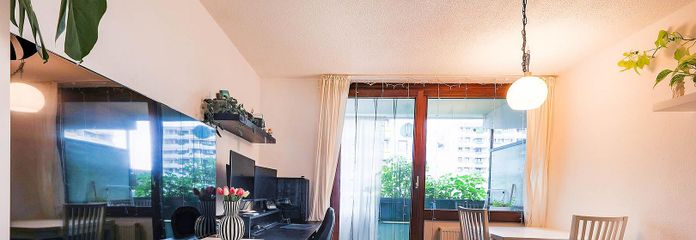 Commission-free 2-room apartment with balcony & garage in Konstanz – Wohnzimmer
