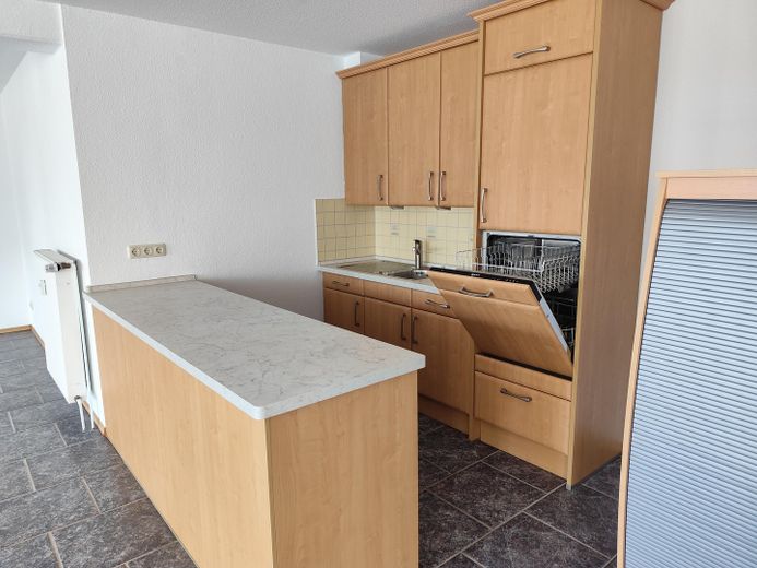 Locale luminoso con terrazza esposta a ovest, 85 mq, ad es. per ufficio, corsi, atelier, DISPONIBILE DA SUBITO! – Küchenzeile mit Tresen