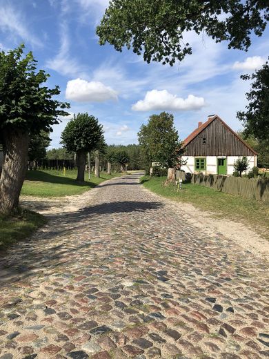 Dorfstraße und Haus