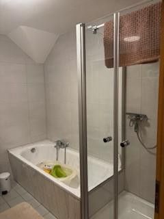 Bad mit Wanne u.Dusche