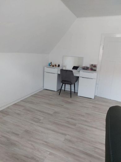 Charmante maison familiale, prête à emménager, avec grande terrasse dans un emplacement pratique – Großzügiges Schlafzimmer 3