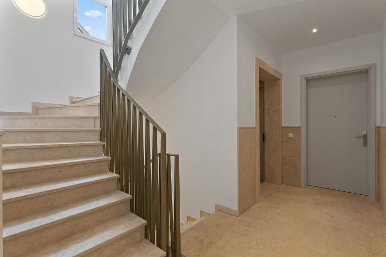 4-Zimmer-Wohnung mit hochwertiger Einbauküche und großem Balkon zu vermieten! – Treppenhaus 