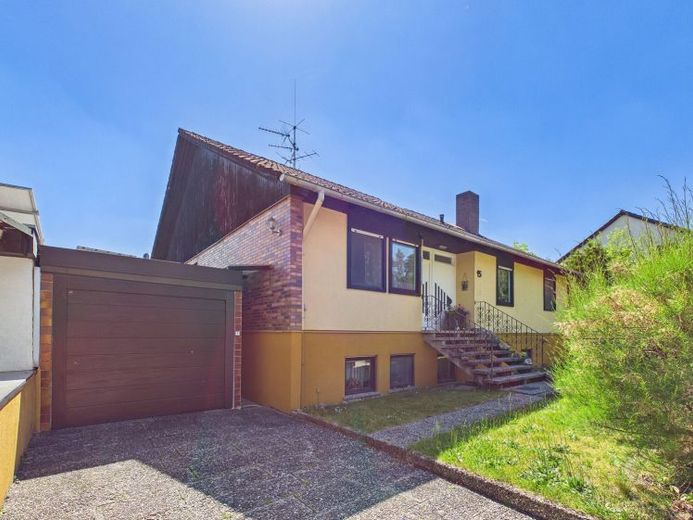 Einfamilienhaus mit Einliegerwohnung in ruhiger Lage – Foto 1