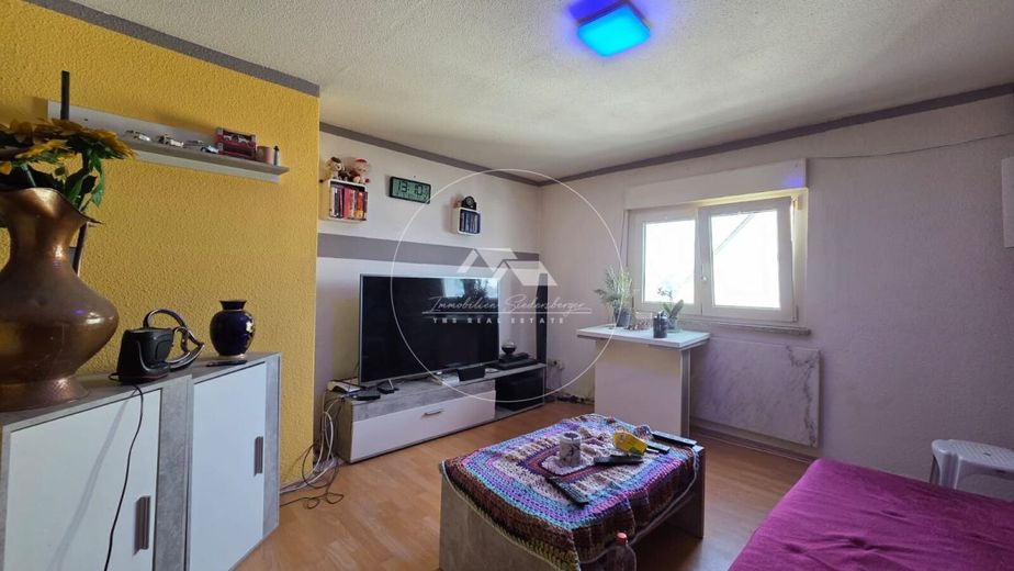 Dachgeschosswohnung in guter Lage - ideal für Investoren und Kapitalanleger – Wohnzimmer