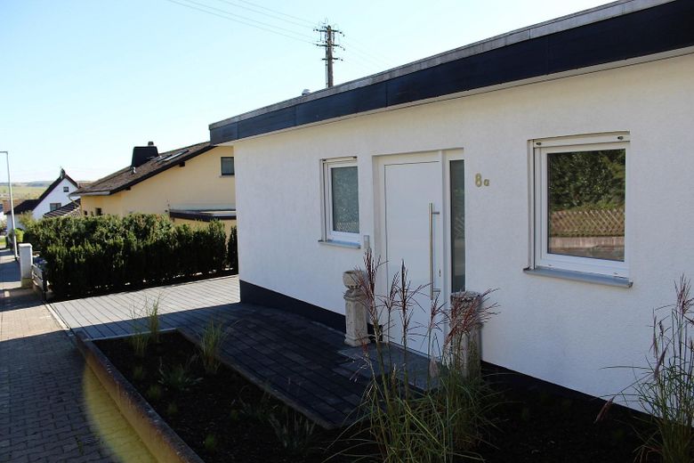 Ausgefallenes 2-Fam. Architektenhaus mit Pool,Energieausw. D, Runkel OT,provisionsfrei zu verkaufen – Haus 8A Ausseneingang
