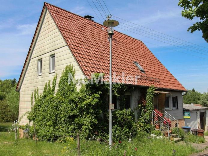 Charmantes Einfamilienhaus mit großen Garten, 2 Garagen und einem Freistellplatz – Foto 1