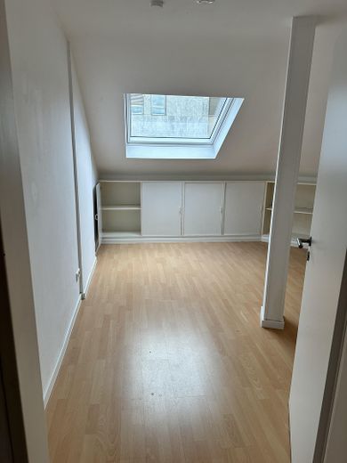 Bright 2-room attic apartment with fitted kitchen in a central location – Schlafzimmer