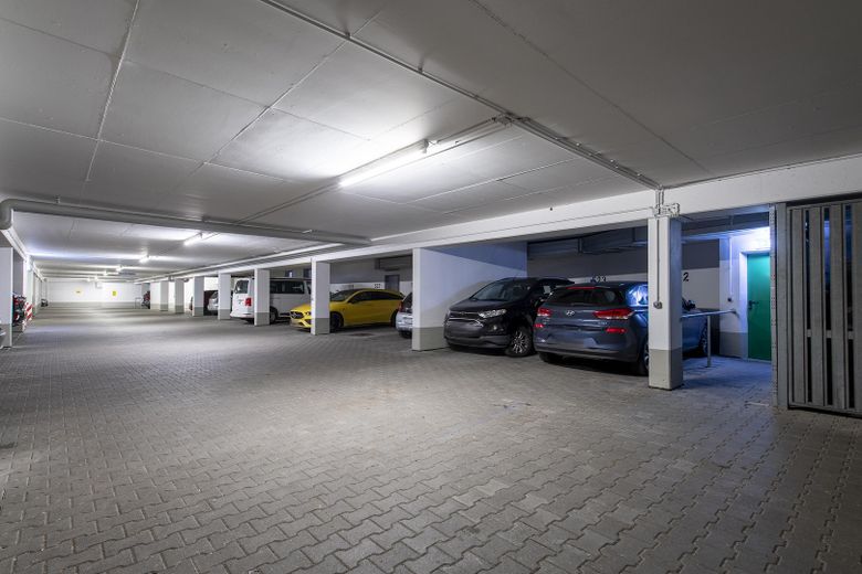 Schöne, helle 2-Zimmer-Wohnung mit Tageslichtbad und Balkon sowie Tiefgarage – Tiefgarage