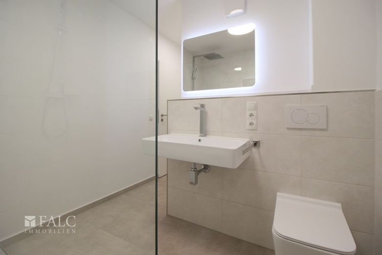 Sanierte Wohnung mit großem Wohnzimmer! – Badezimmer