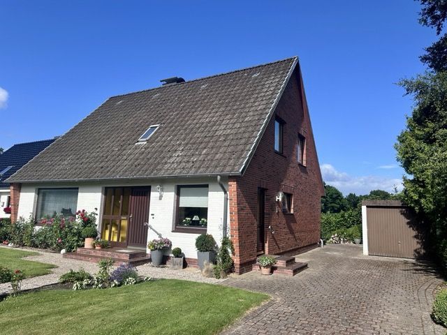Ihr neues Zuhause: Großzügiges Einfamilienhaus mit Wiesenblick in Tellingstedt – Außenansicht