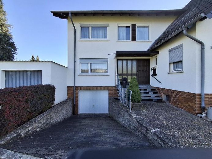 ßenansicht (Eingang, Garage)