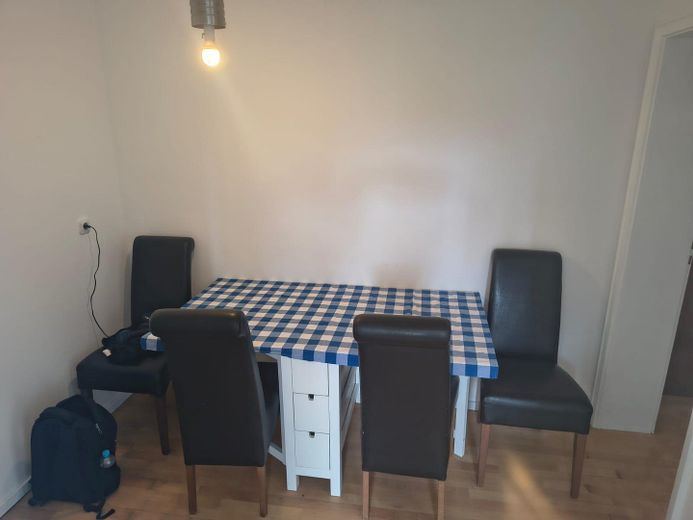 3-Zimmer-Wohnung (ca. 80 m²) mit Balkon- Ideal für WG oder Einzelmieter – Flur
