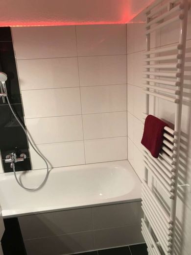 68 m², 2 Zimmer – Bad mit Badewanne