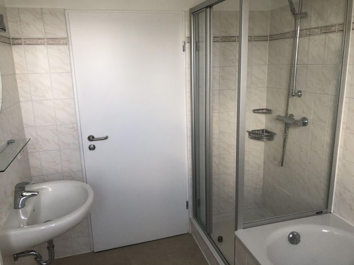 Bad mit Dusche und Wanne