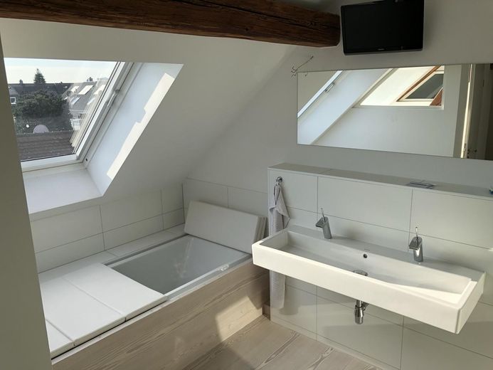 Designer Loft incl. Balcony & Terrace in a Listed Complex, Private Sale – Master Bad 1
