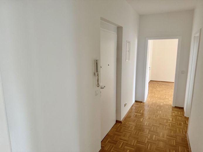 2-Raum-Wohnung mit Balkon & Badewanne - WG geeignet - Parkett-Fußboden – Flur