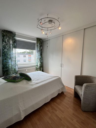Bez prowizji - jasne mieszkanie na ostatnim piętrze z balkonem, w odległości spaceru od stacji AKN. – Schlafzimmer mit Einbauschrank