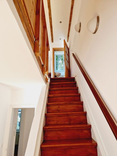 Fundstück: Schönes, sehr individuelles Reihenmittelhaus für Pärchen – Treppe zum DG