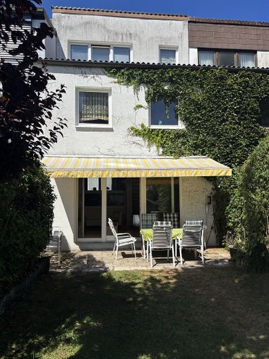 Gepflegtes Reihenmittelhaus mit Dachstudio, Südgarten und flexibler Raumaufteilung – Garten