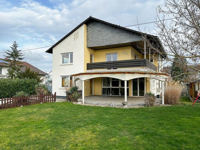 Panorama-Immobilie mit Weitblick: Einfamilienhaus in ruhigem Umfeld! Garten, Garage, Pool! – Gartenansicht