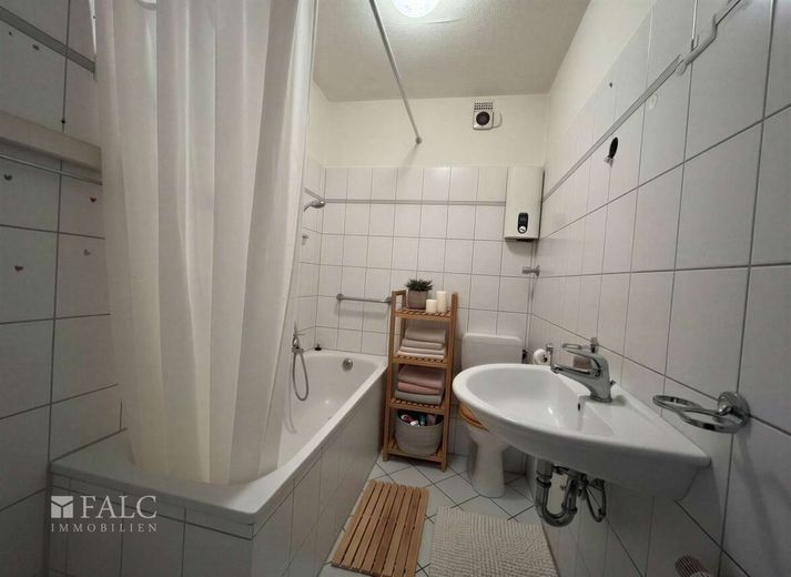 Attraktive 3-Zimmer-Wohnung mit idealer Größe für Paare oder kleine Familien – Badezimmer - (KI generiert)
